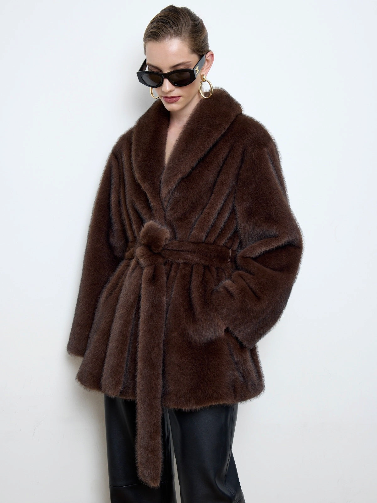 Manteau en fausse fourrure de vison marron doors.nyc avec col châle, épaules tombantes et ceinture ajustable