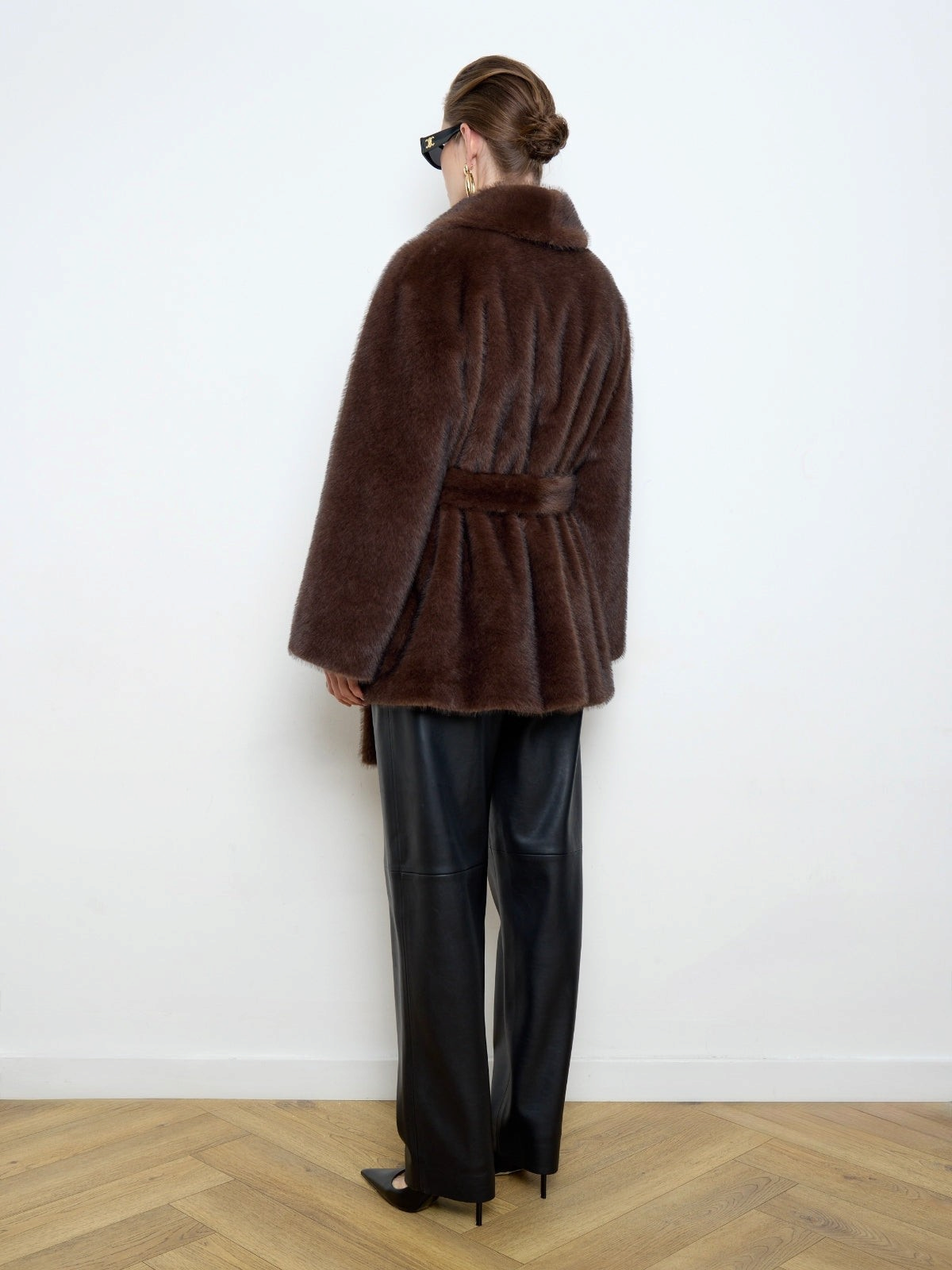 Manteau en fausse fourrure de vison marron doors.nyc avec col châle, taille cintrée par une ceinture et coupe évasée
