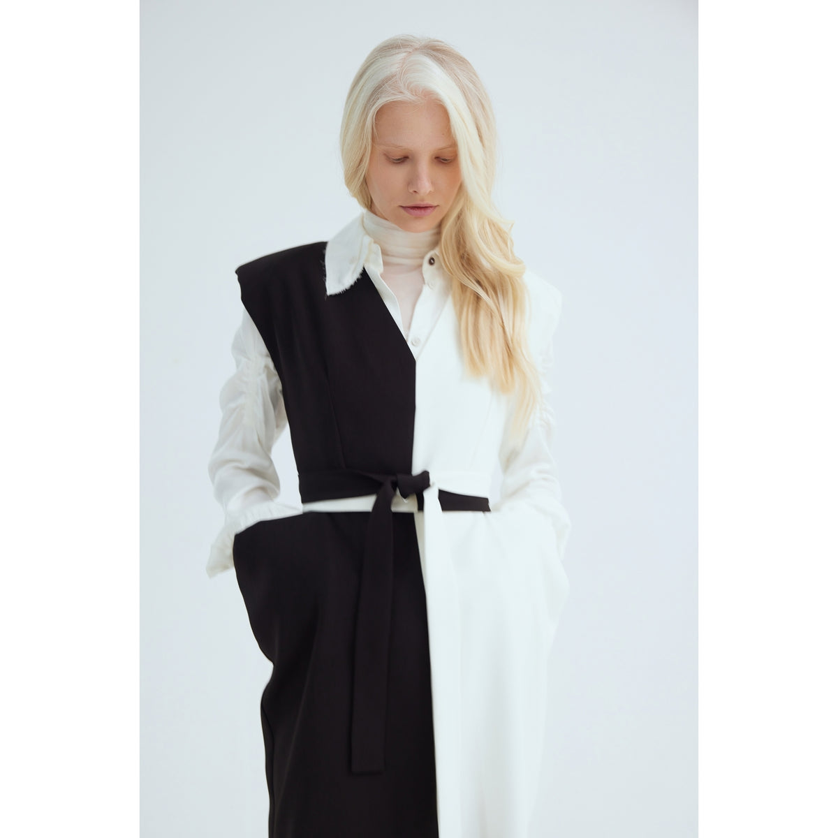 Fashion Midi Dress With Belt And Bold Shoulders – Black &amp; Ivory