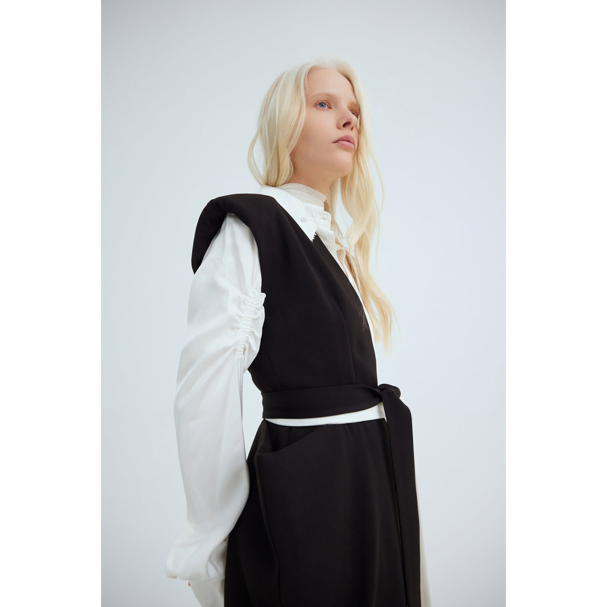 Fashion Midi Dress With Belt And Bold Shoulders – Black &amp; Ivory