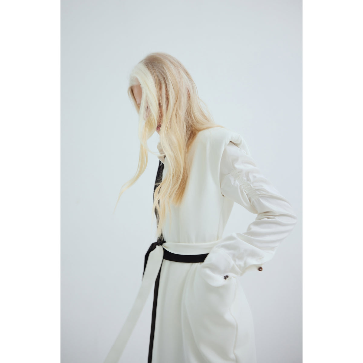 Fashion Midi Dress With Belt And Bold Shoulders – Black &amp; Ivory