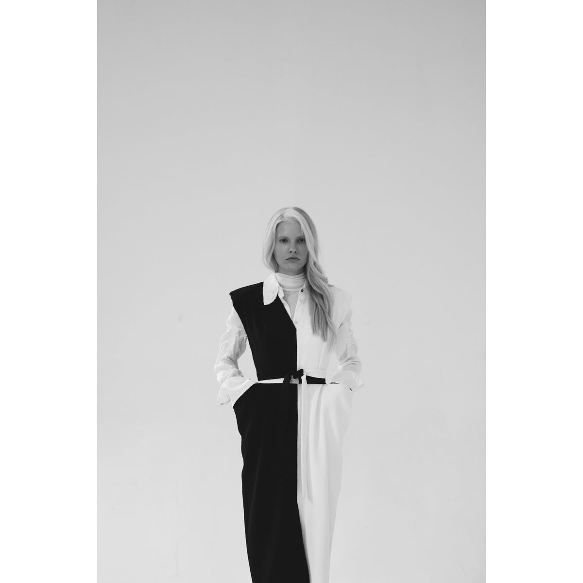 Fashion Midi Dress With Belt And Bold Shoulders – Black &amp; Ivory
