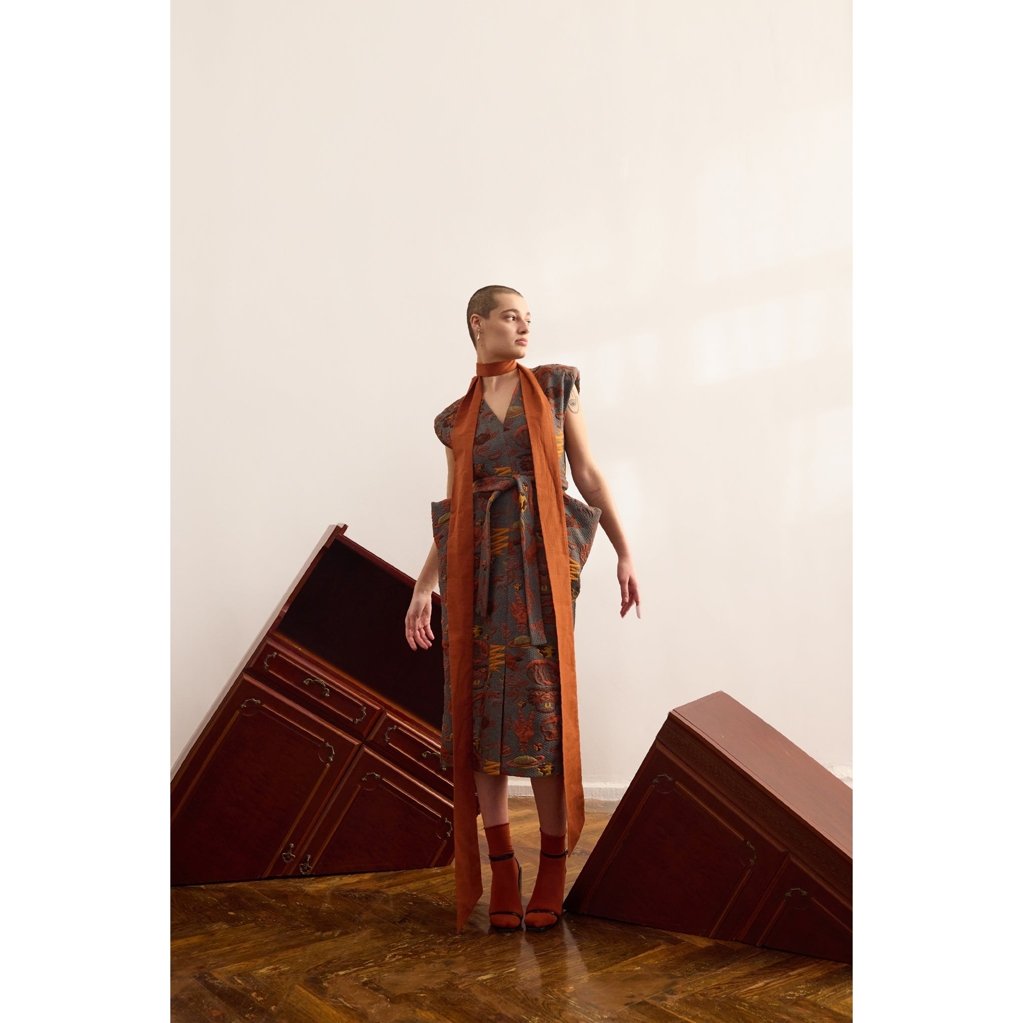 Fashion Midi Dress With Belt And Bold Shoulders Jacquard Grey