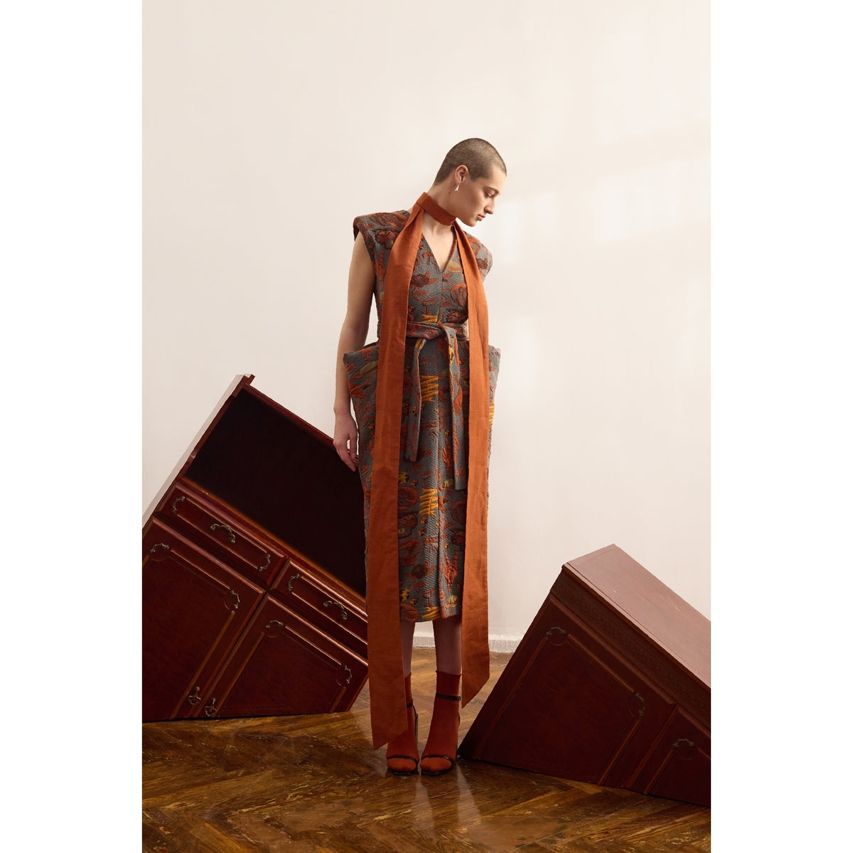 Fashion Midi Dress With Belt And Bold Shoulders Jacquard Grey