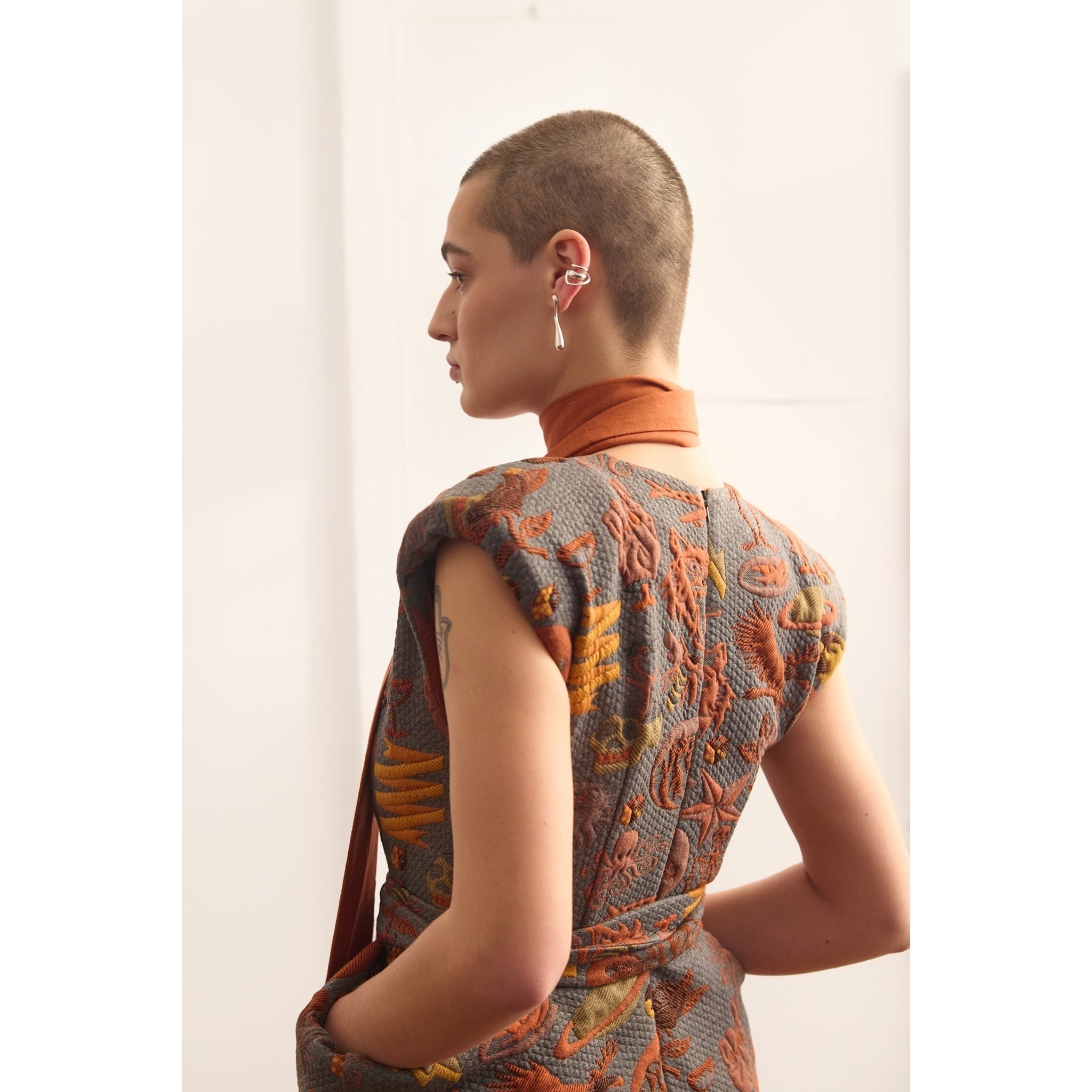 Fashion Midi Dress With Belt And Bold Shoulders Jacquard Grey