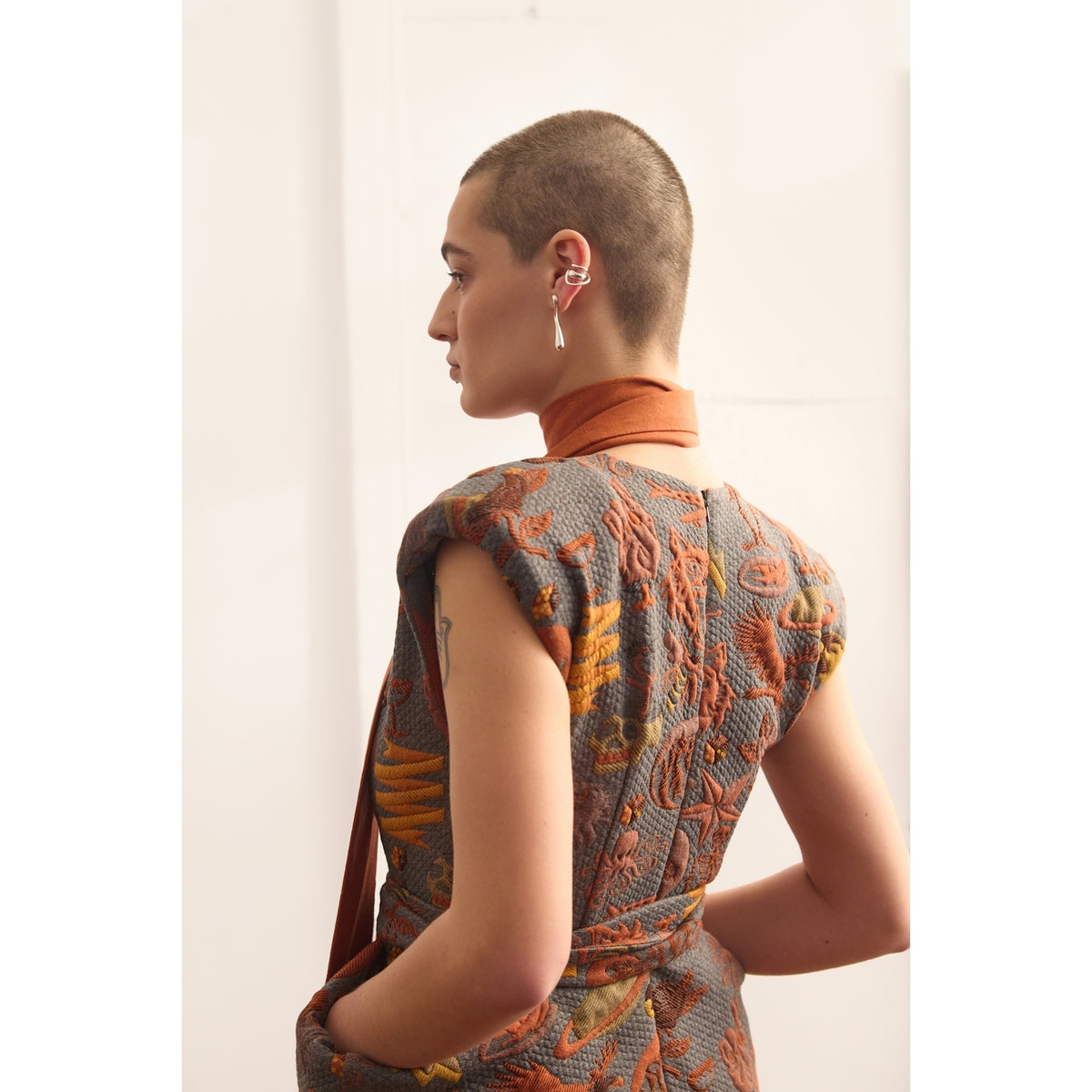 Fashion Midi Dress With Belt And Bold Shoulders Jacquard Grey