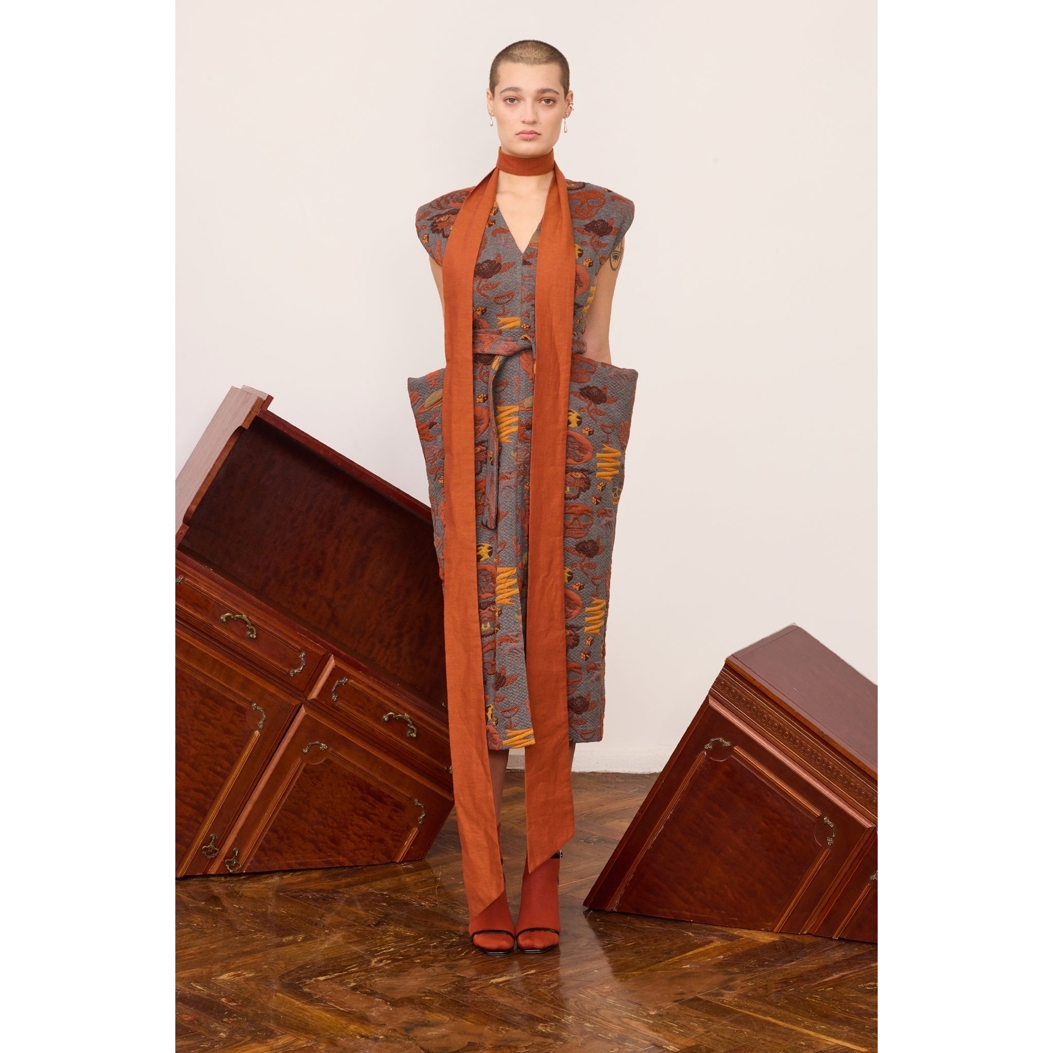 Fashion Midi Dress With Belt And Bold Shoulders Jacquard Grey