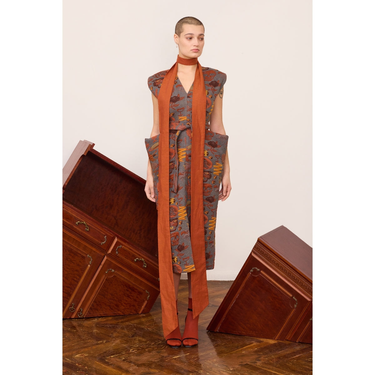 Fashion Midi Dress With Belt And Bold Shoulders Jacquard Grey