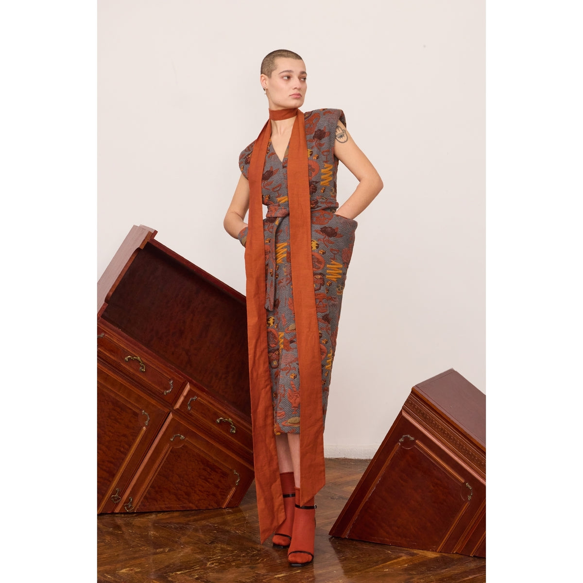 Fashion Midi Dress With Belt And Bold Shoulders Jacquard Grey