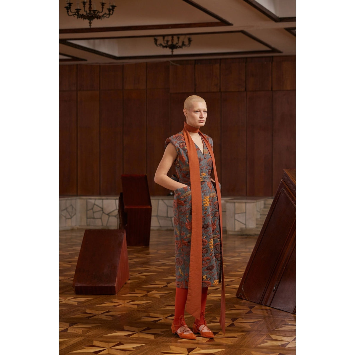 Fashion Midi Dress With Belt And Bold Shoulders Jacquard Grey