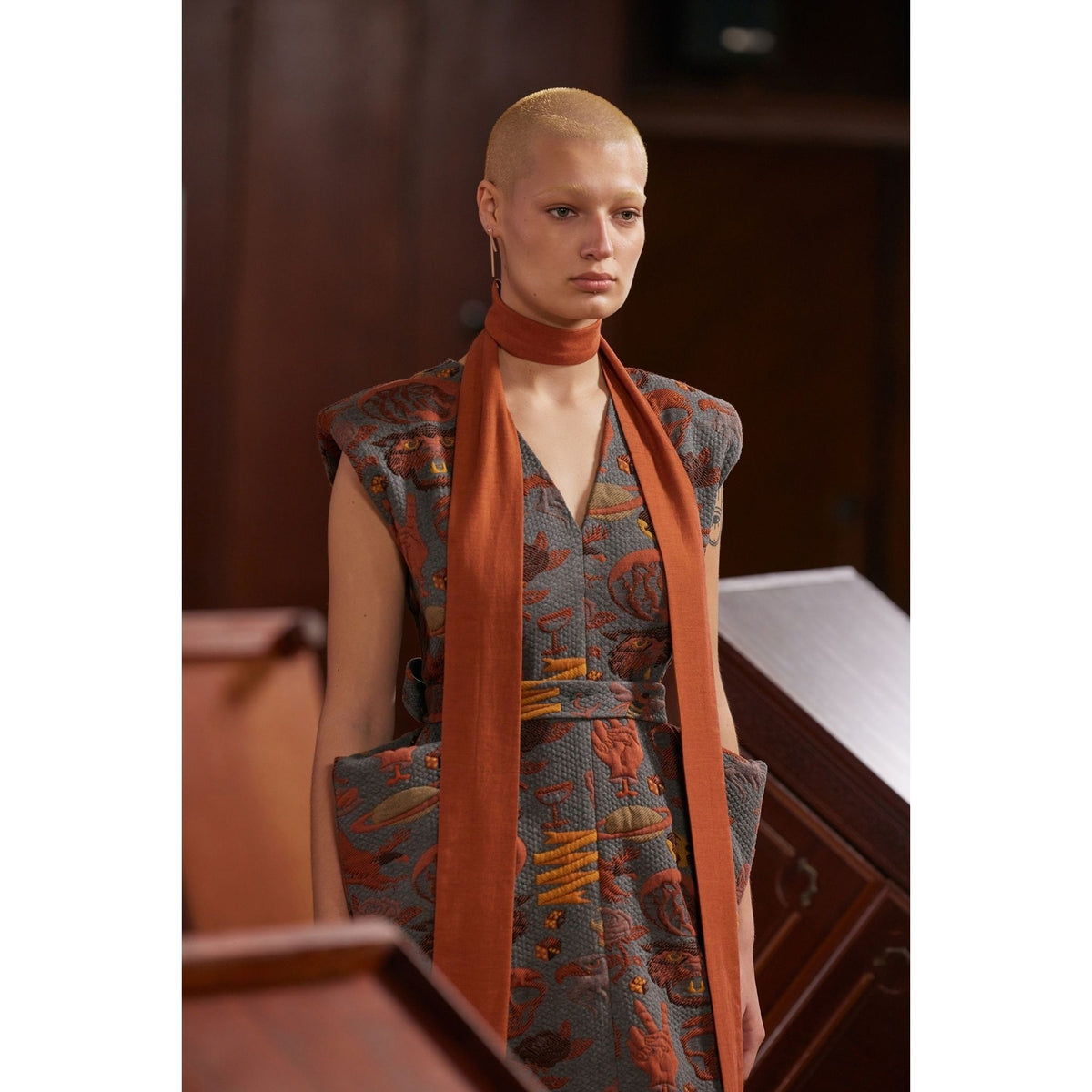 Fashion Midi Dress With Belt And Bold Shoulders Jacquard Grey