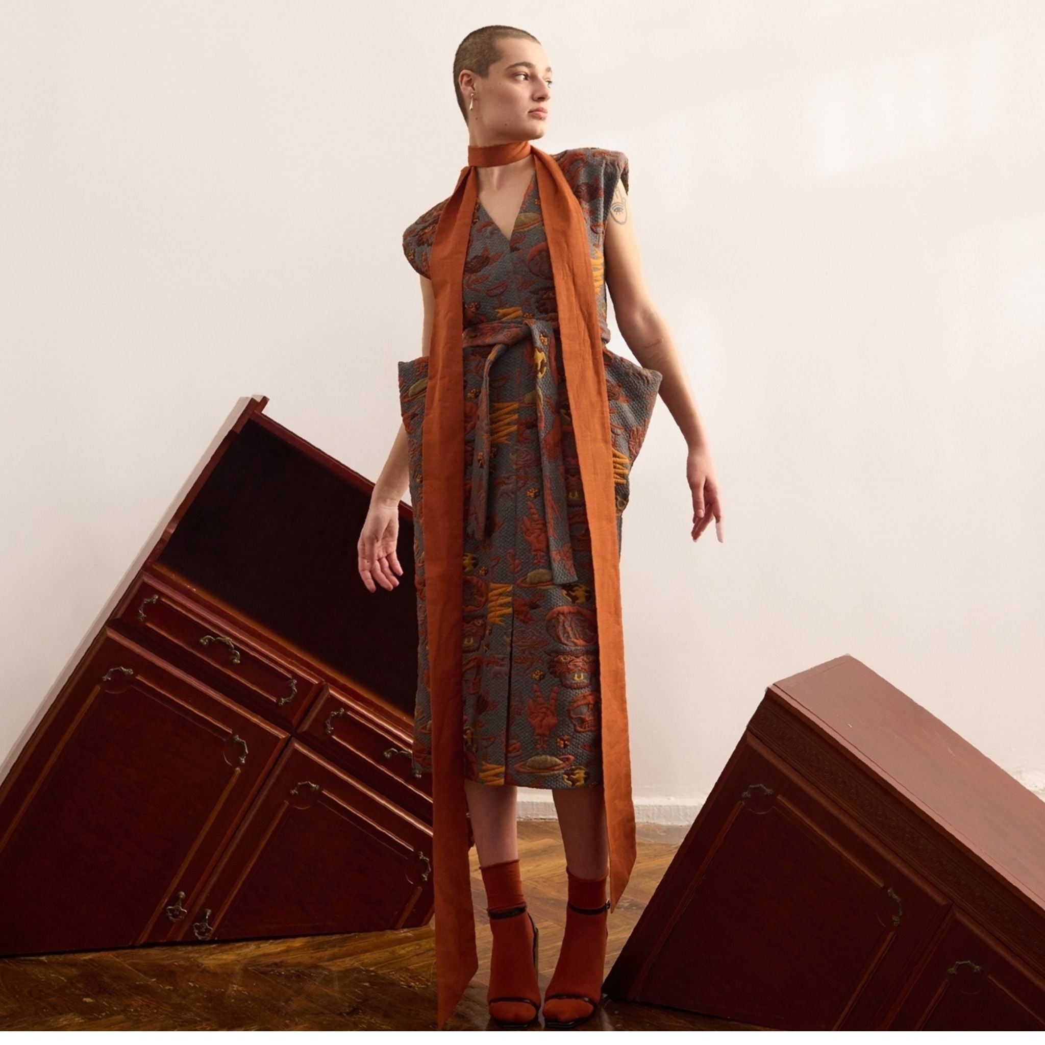 Fashion Midi Dress With Belt And Bold Shoulders Jacquard Grey