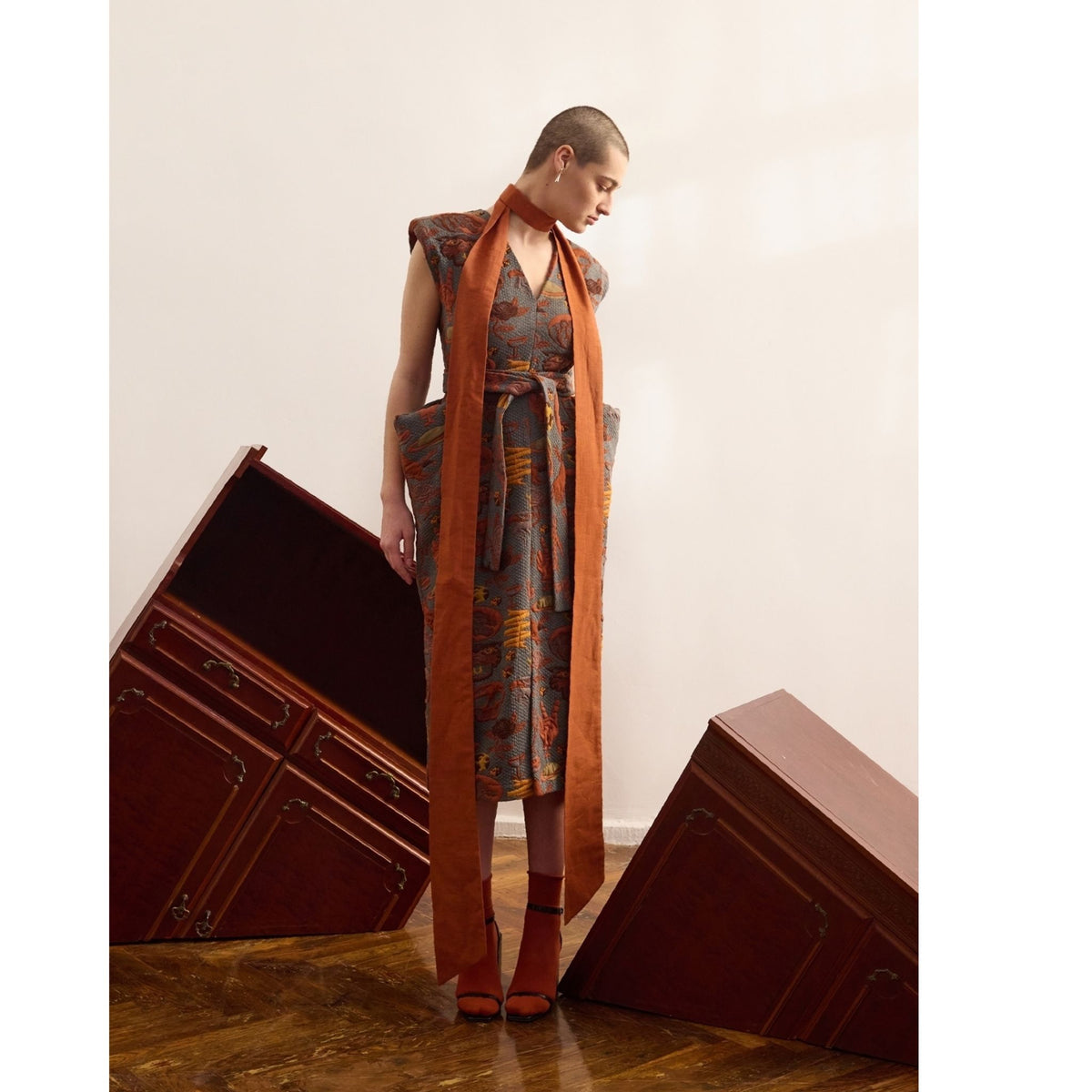 Fashion Midi Dress With Belt And Bold Shoulders Jacquard Grey