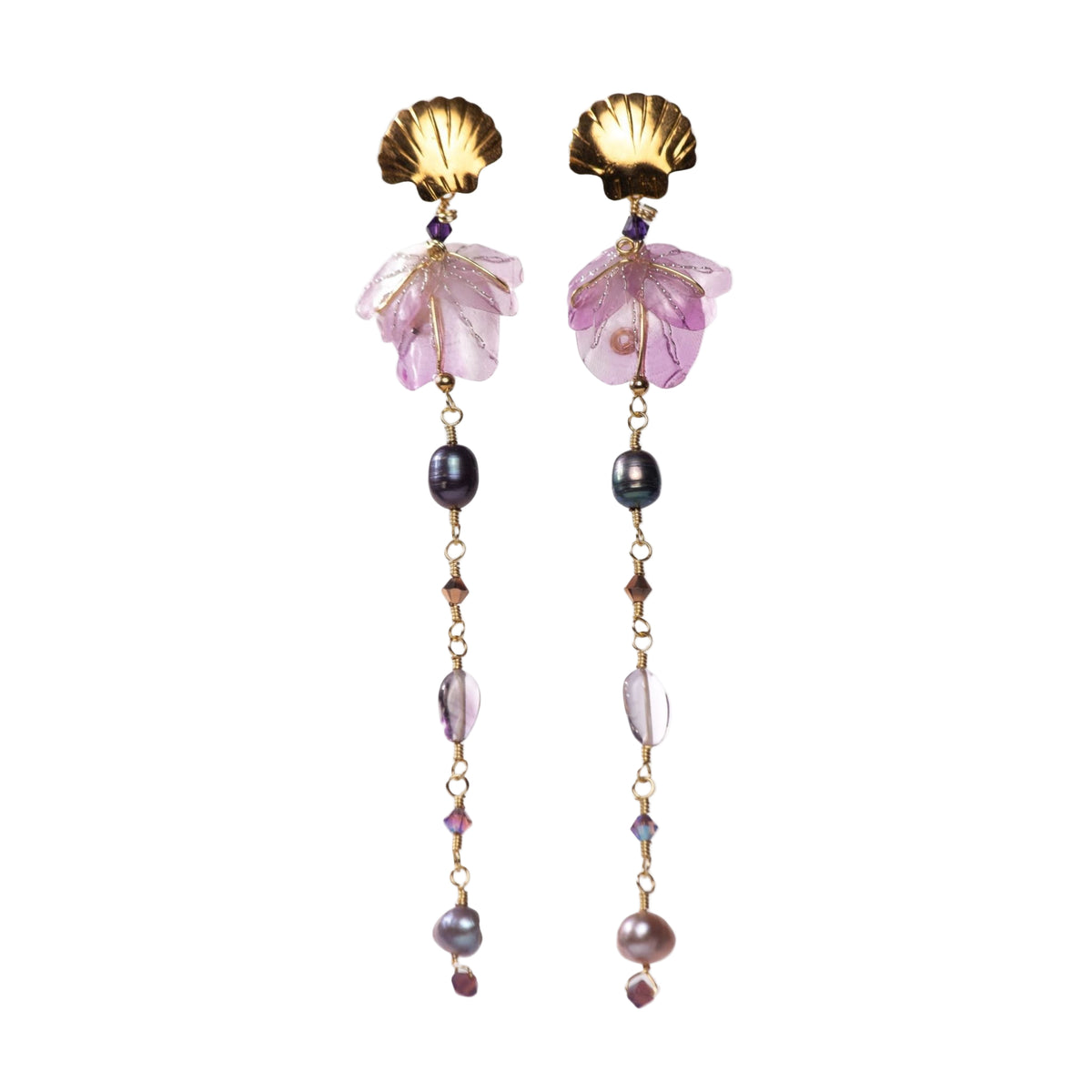 Seashell earring  designed by Alma Dos Mares