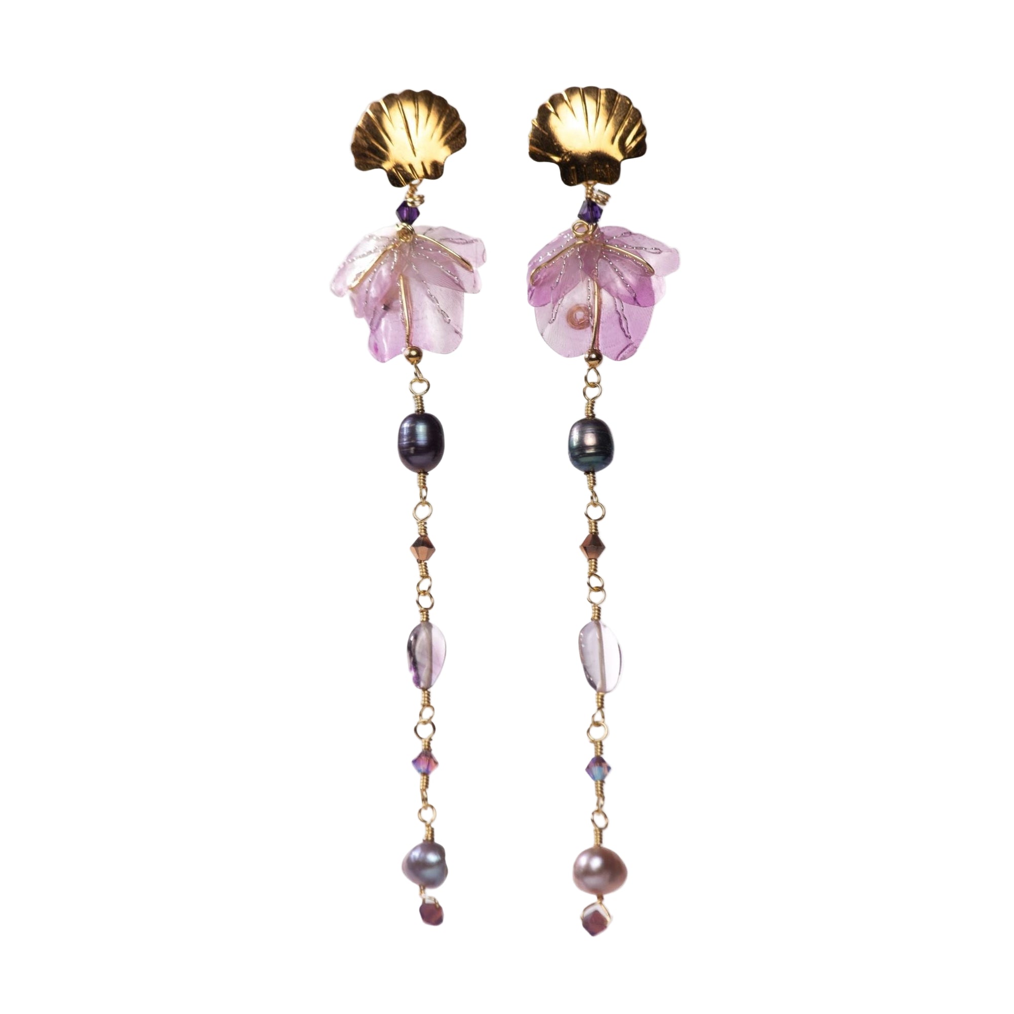 Seashell earring  designed by Alma Dos Mares