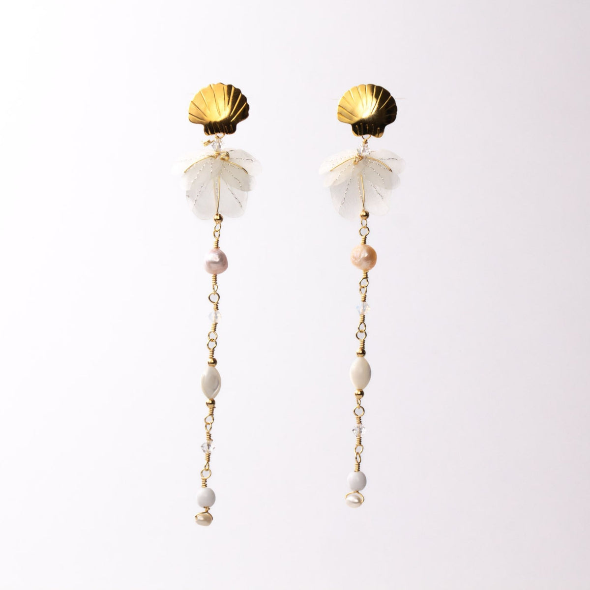 Seashell earring  designed by Alma Dos Mares