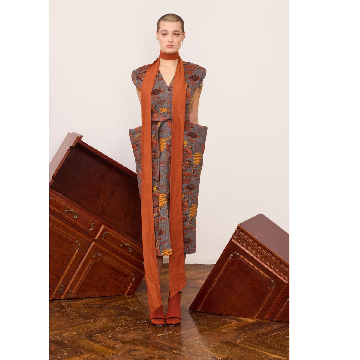 Fashion Midi Dress With Belt And Bold Shoulders Jacquard Grey