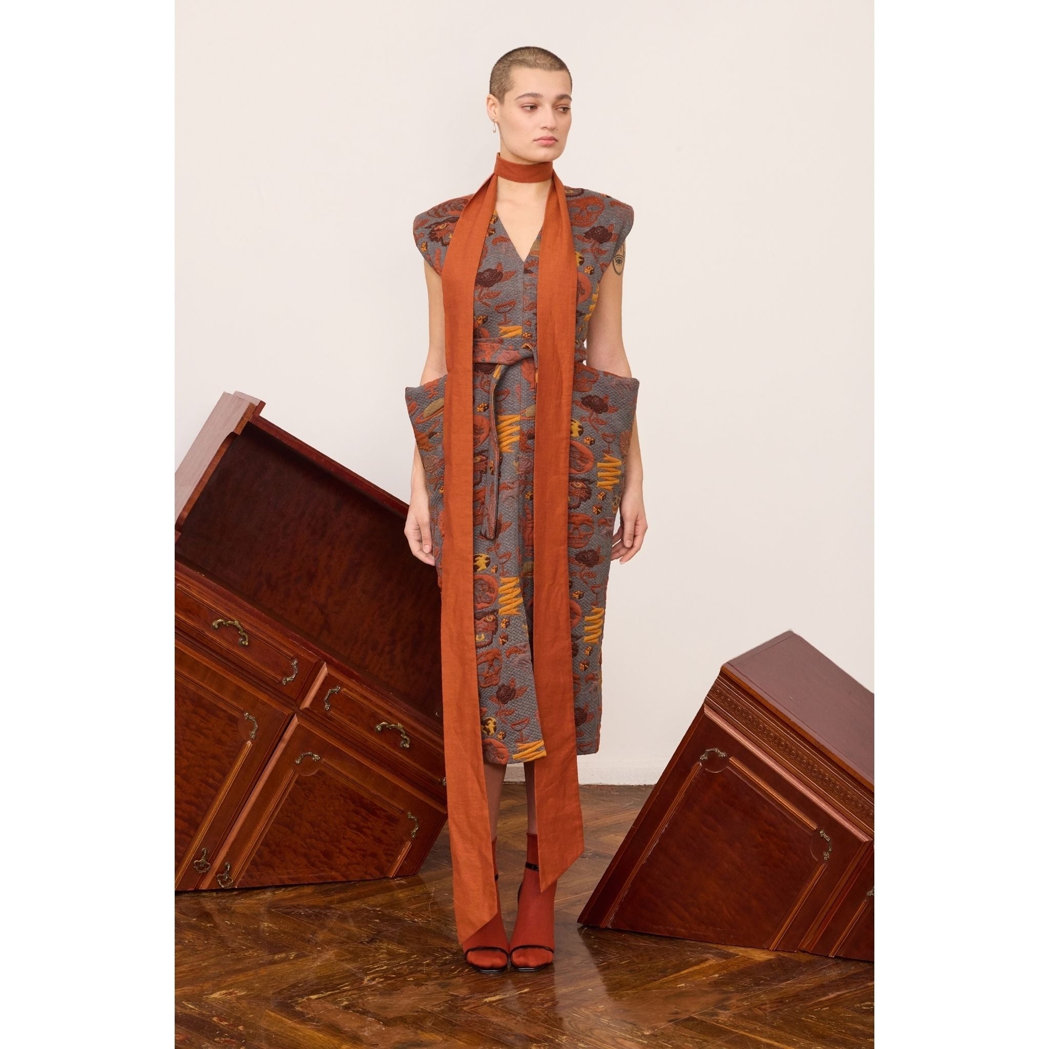 Fashion Midi Dress With Belt And Bold Shoulders Jacquard Grey