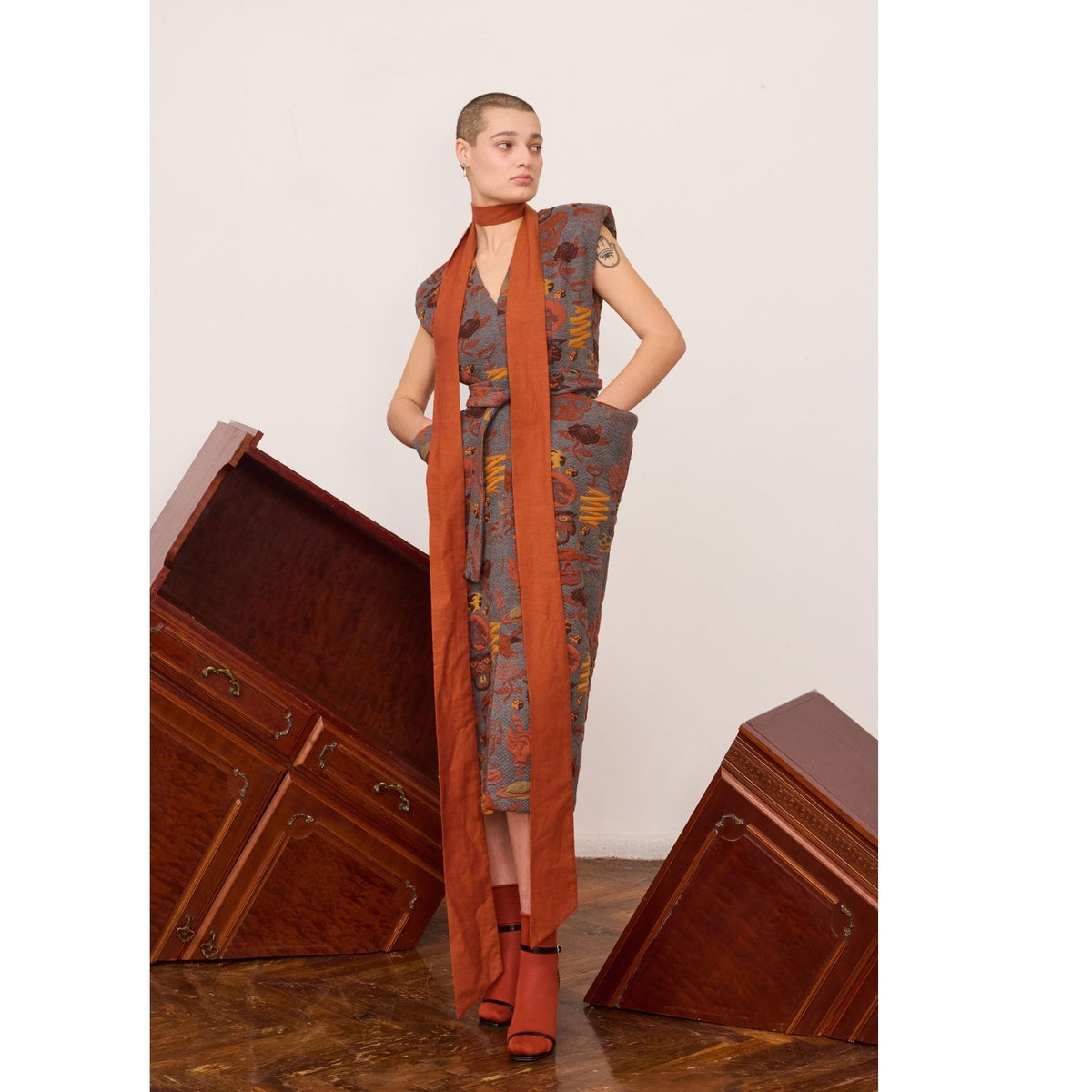 Fashion Midi Dress With Belt And Bold Shoulders Jacquard Grey