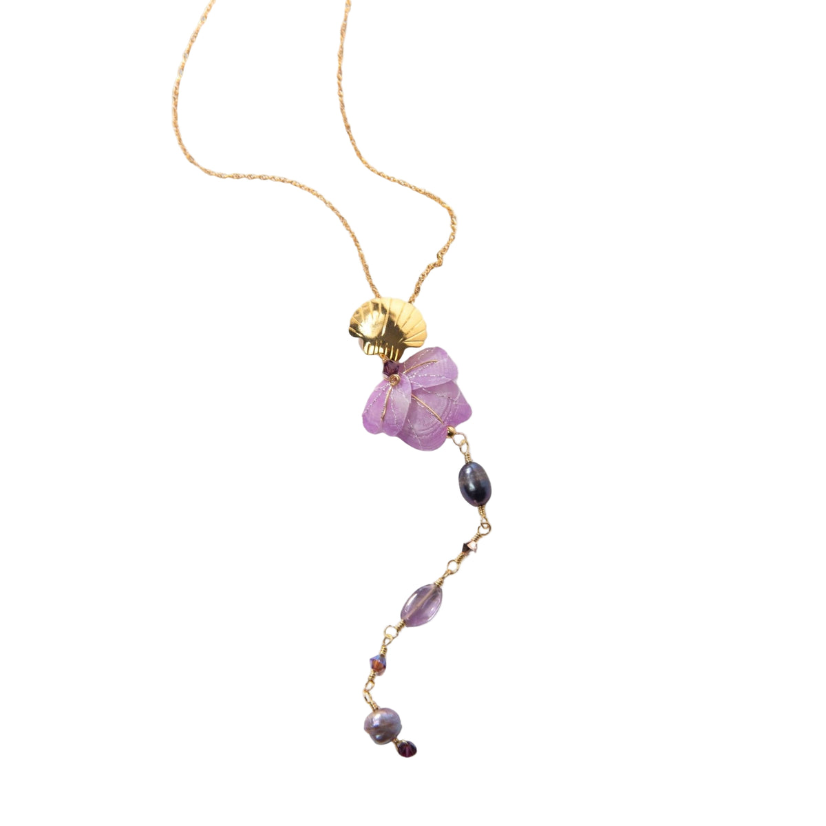 Seashell necklace designed by Alma Dos Mares