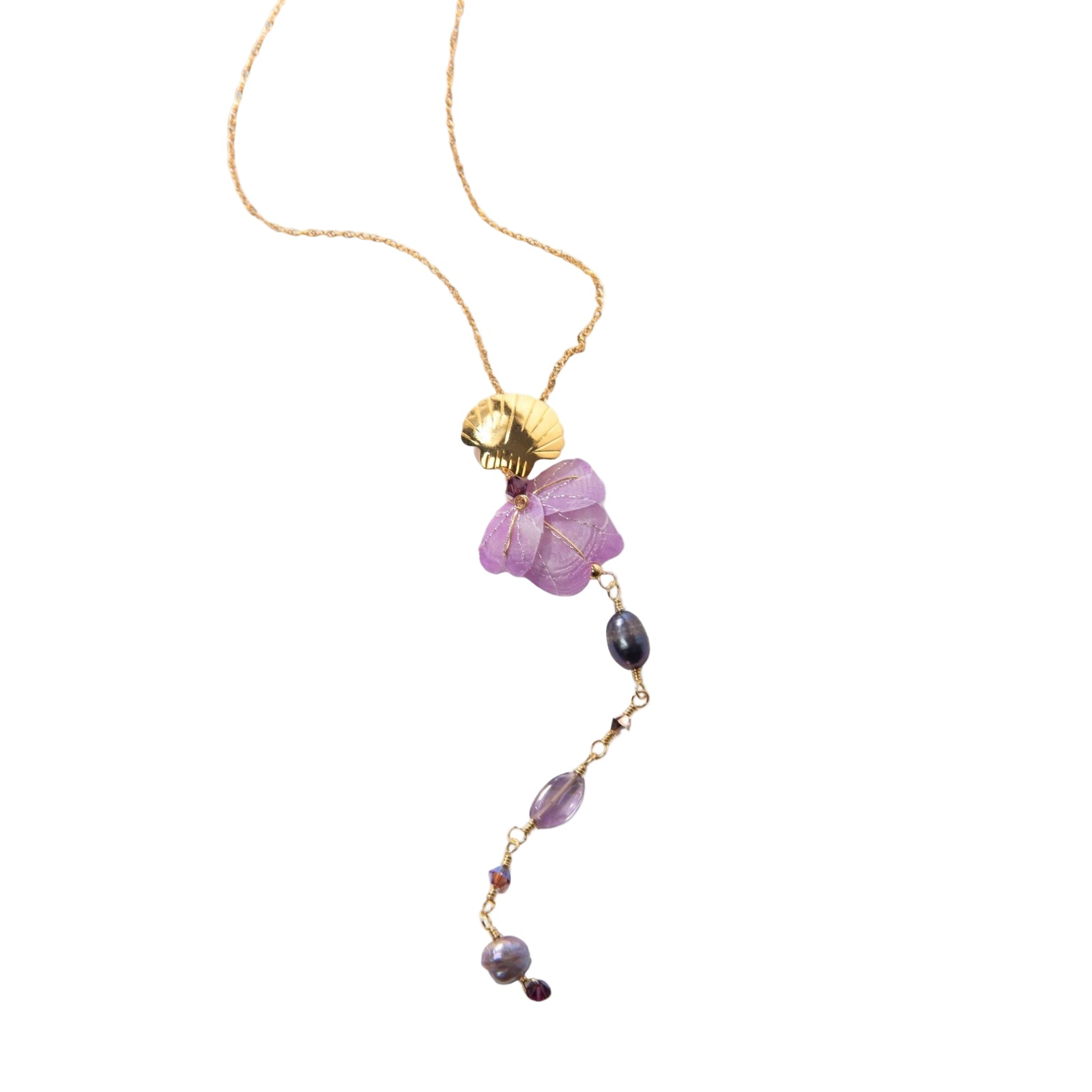 Seashell necklace designed by Alma Dos Mares