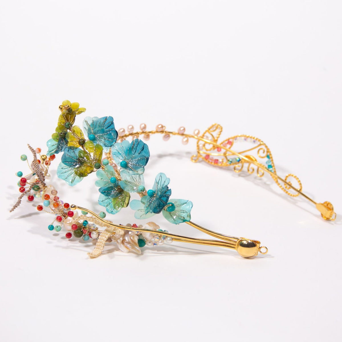 Gold plated tiara inspired in a seahorse floating dancing in a coral reef design by Alma Dos Mares