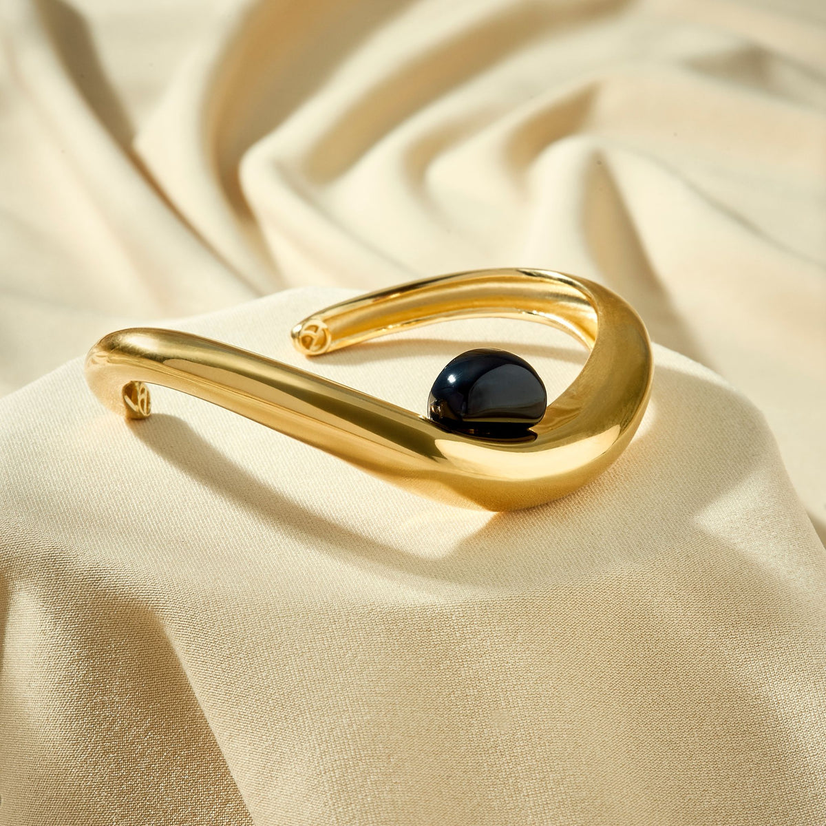Gold Plated Onyx Presente Bracelet - Entre Camadas Collection