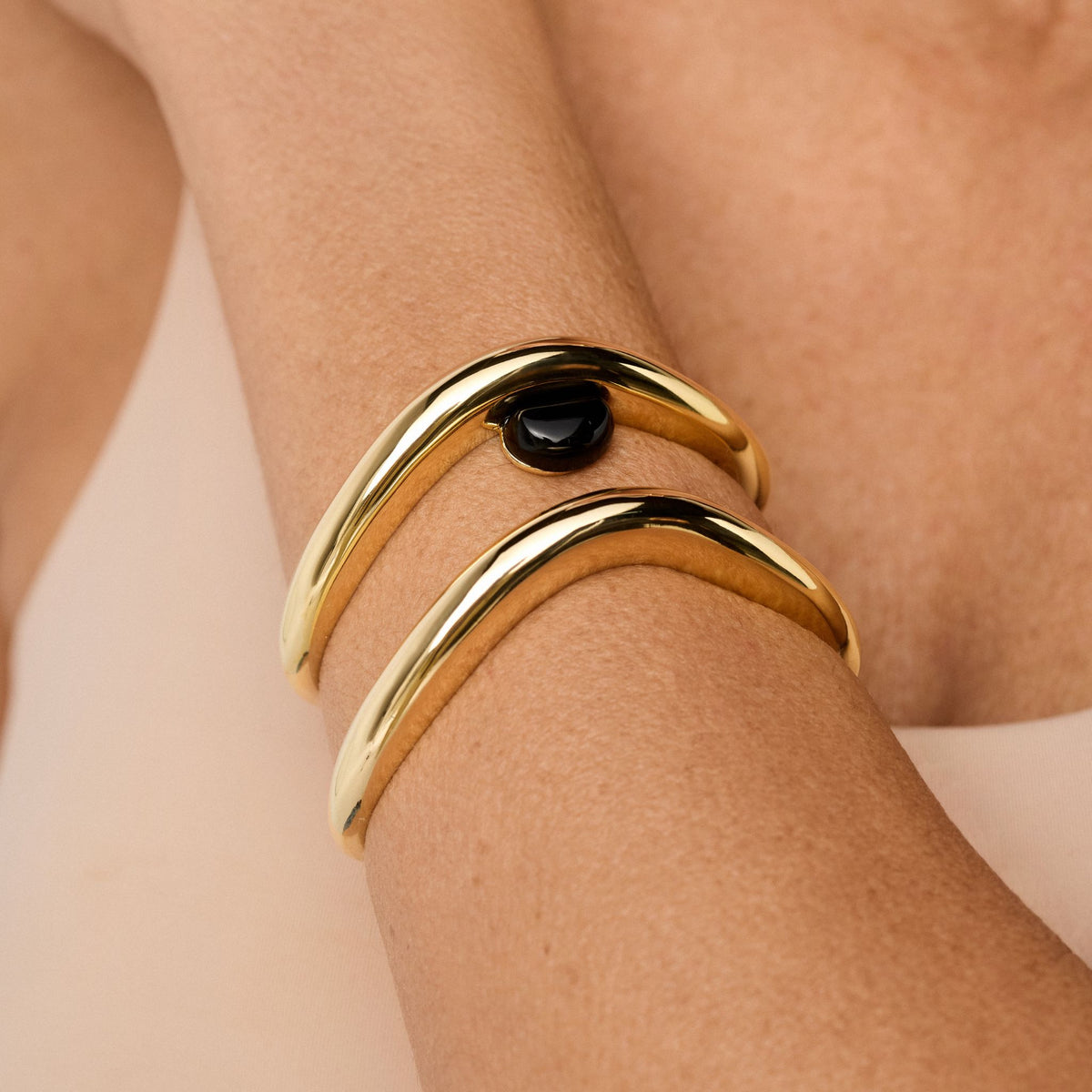 Gold Plated Onyx Presente Bracelet - Entre Camadas Collection