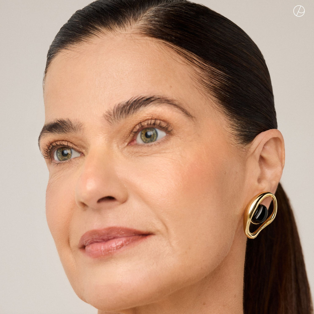 Gold Plated Onyx Presente Earring - Entre Camadas Collection