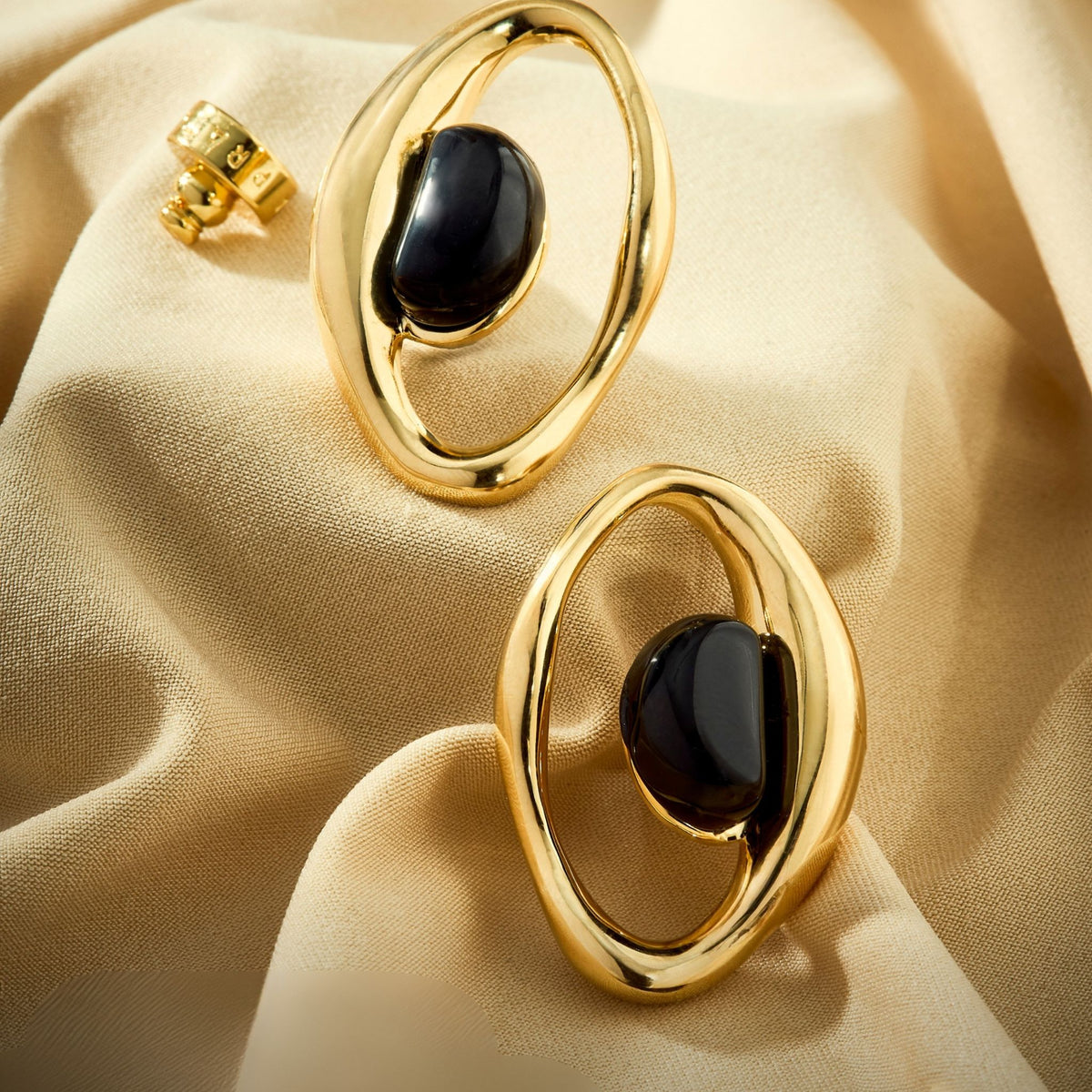 Gold Plated Onyx Presente Earring - Entre Camadas Collection