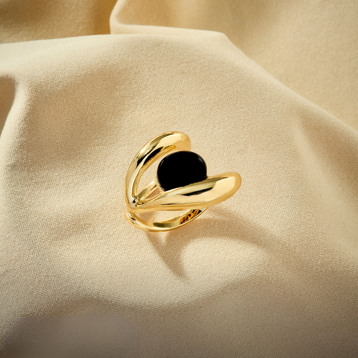 Gold Plated Onyx Presente Ring - Entre Camadas Collection