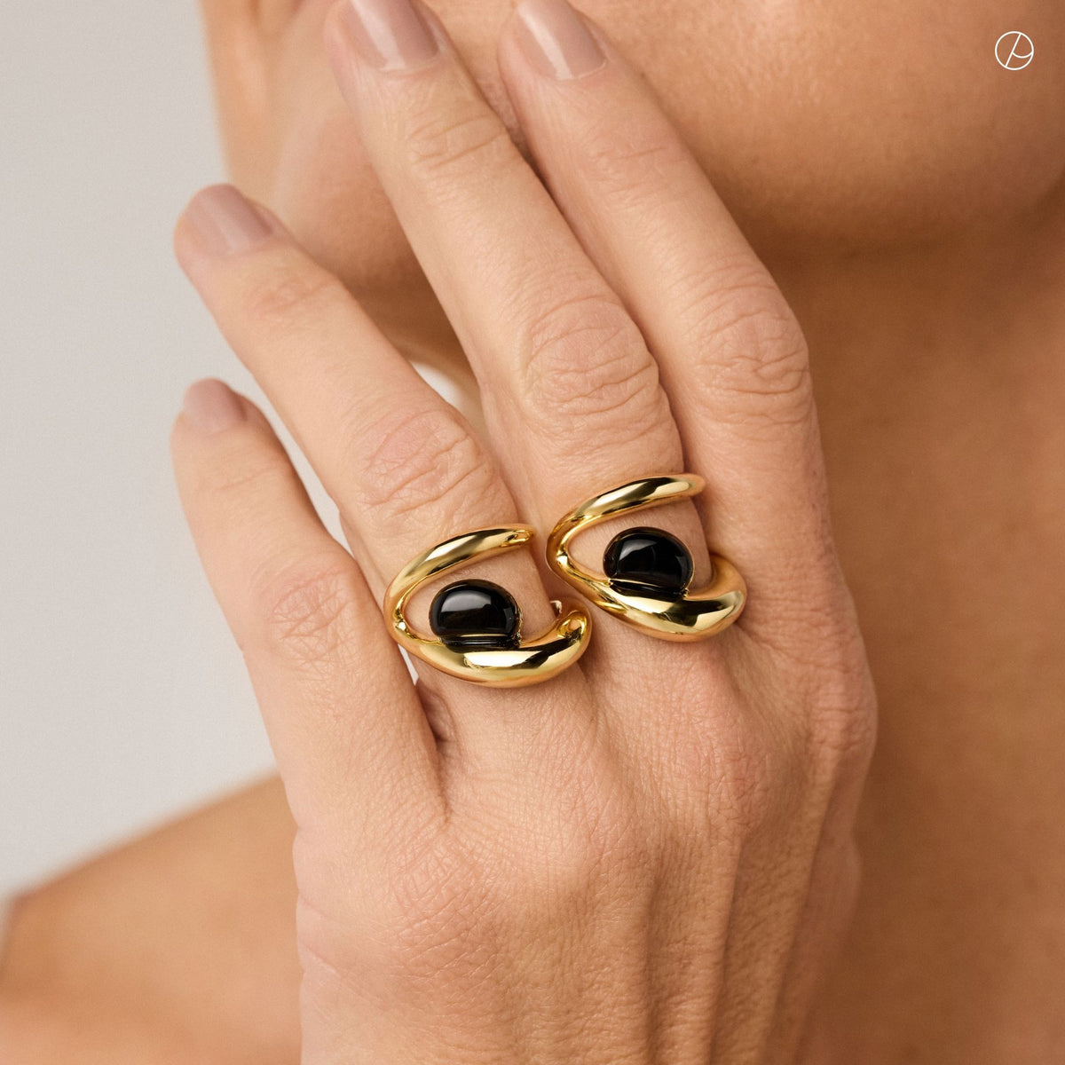 Gold Plated Onyx Presente Ring - Entre Camadas Collection