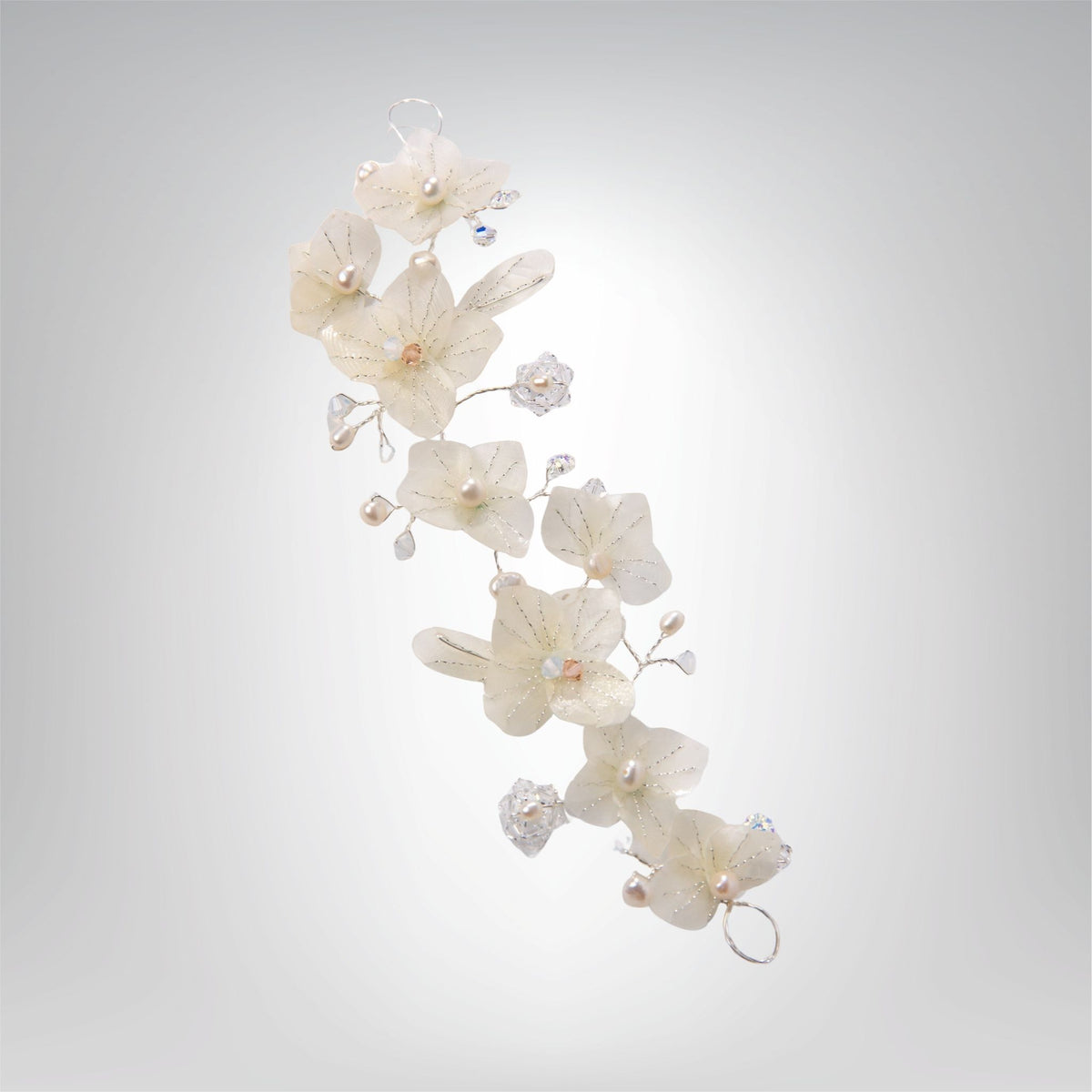 PRODUCT SHOT
Vine branch tiara designed by Alma Dos Mares