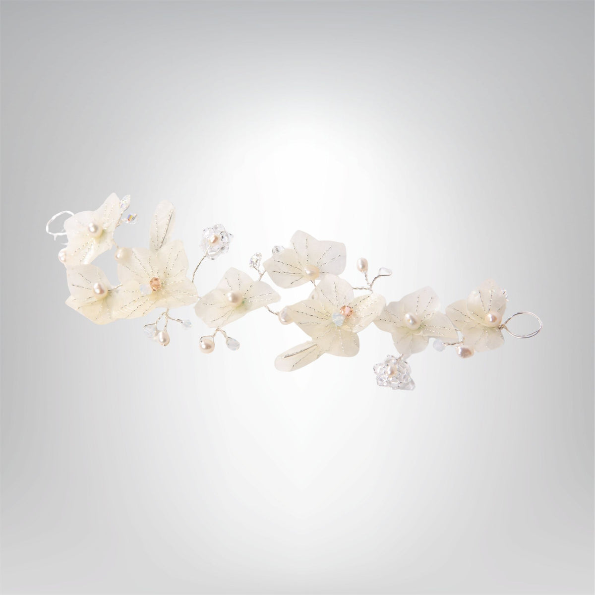 PRODUCT SHOT
Vine branch tiara designed by Alma Dos Mares