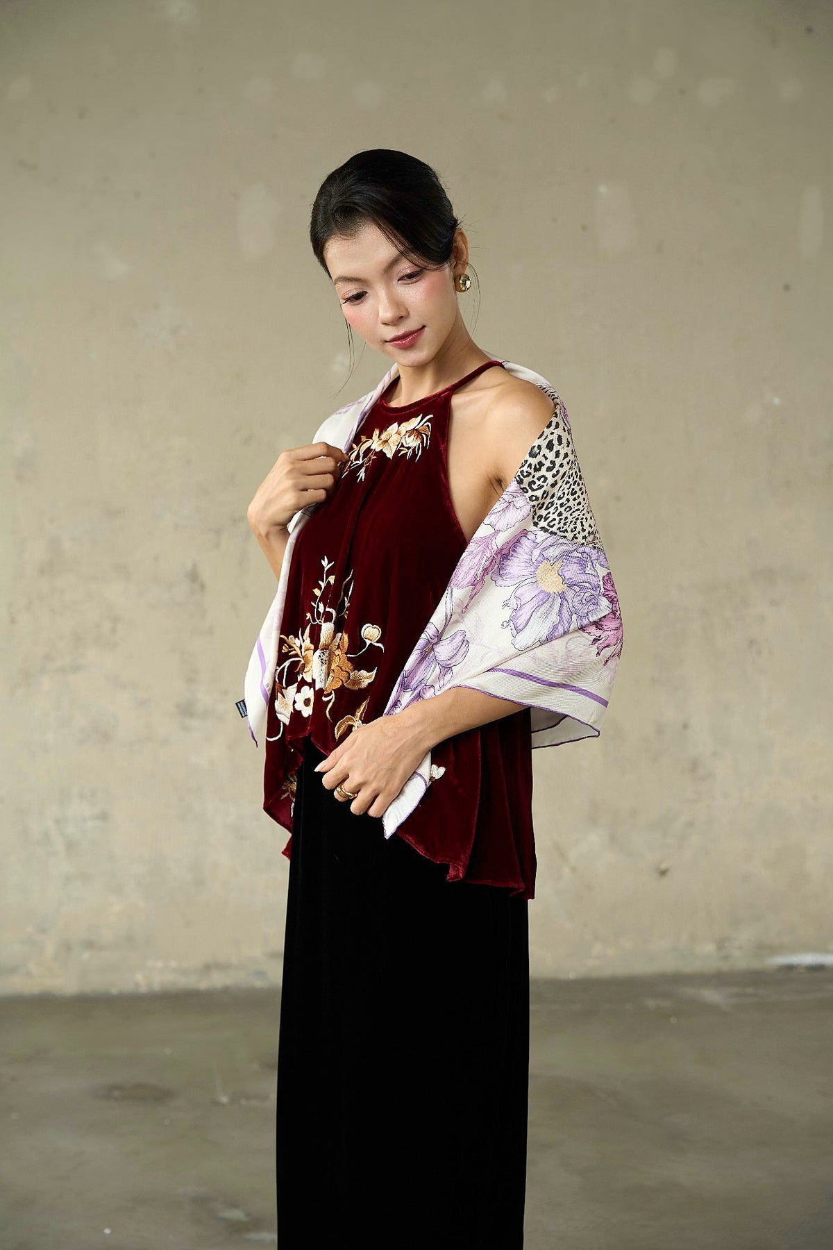 SILK &amp; BEARS lilac silk twill scarf, print detail close-up, women's animal print scarf, buy at DOORS NYC
