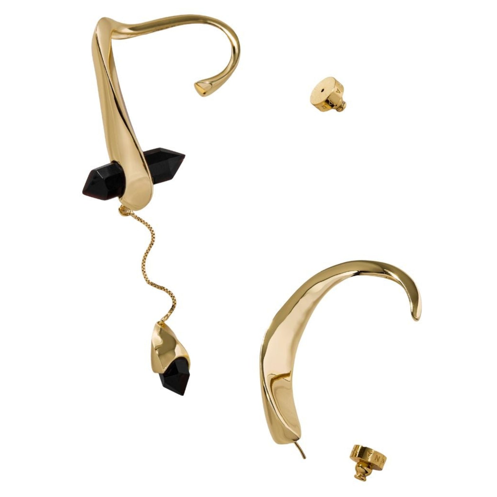 The ANNA PRATA Gold Dualis Earcuff from the Corpo E Alma Collection features asymmetrical gold ear cuffs with black onyx geometric stones, one with a removable chain pendant. Includes gold earring backs.