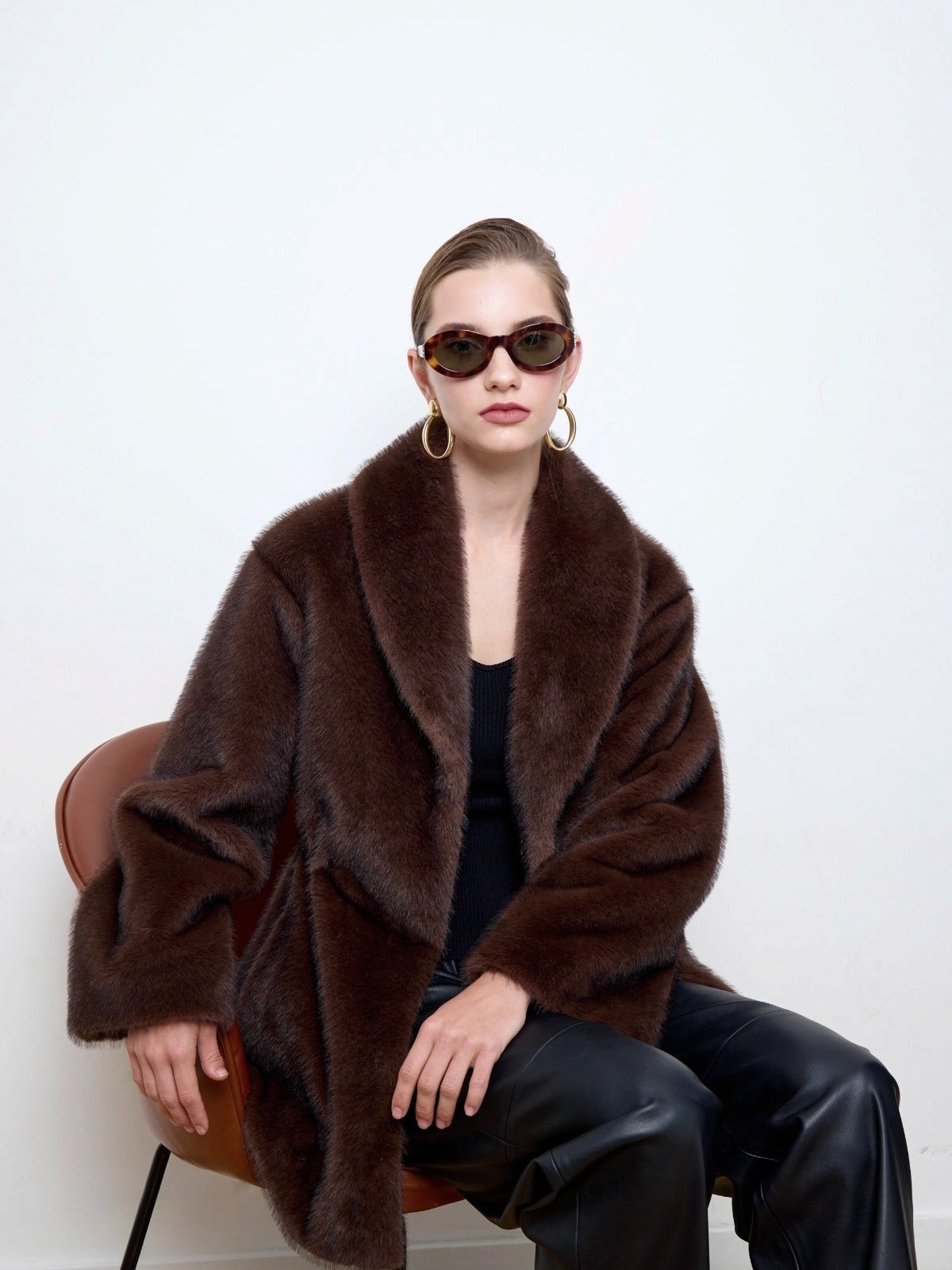 Manteau en fausse fourrure de vison marron doors.nyc avec col châle et épaules tombantes porté par une femme