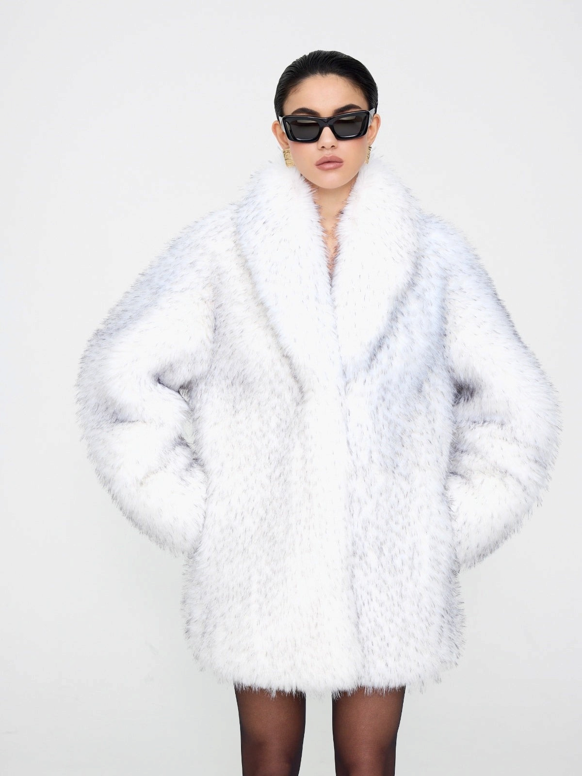 Manteau oversize en fausse fourrure de renard blanc doors.nyc avec pointes noires, coupe droite et col large