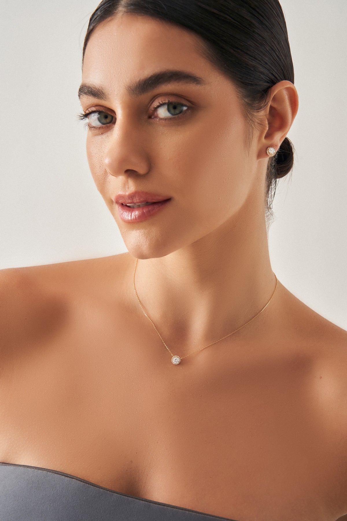 Gold Halo Pendant Lomière Necklace with Cubic Zirconia