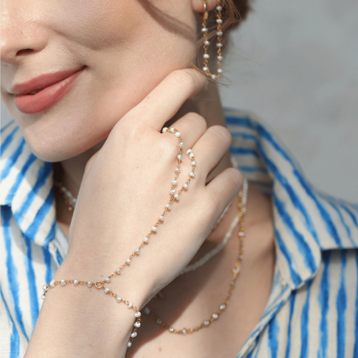 LINYA JEWELRY - Pearl Bashmer Hand Chain Sahmaran | Gold, buy at DOORS NYC