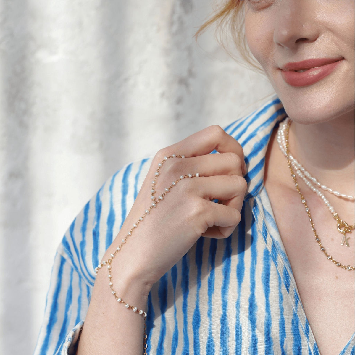 LINYA JEWELRY - Pearl Bashmer Hand Chain Sahmaran | Gold, buy at DOORS NYC