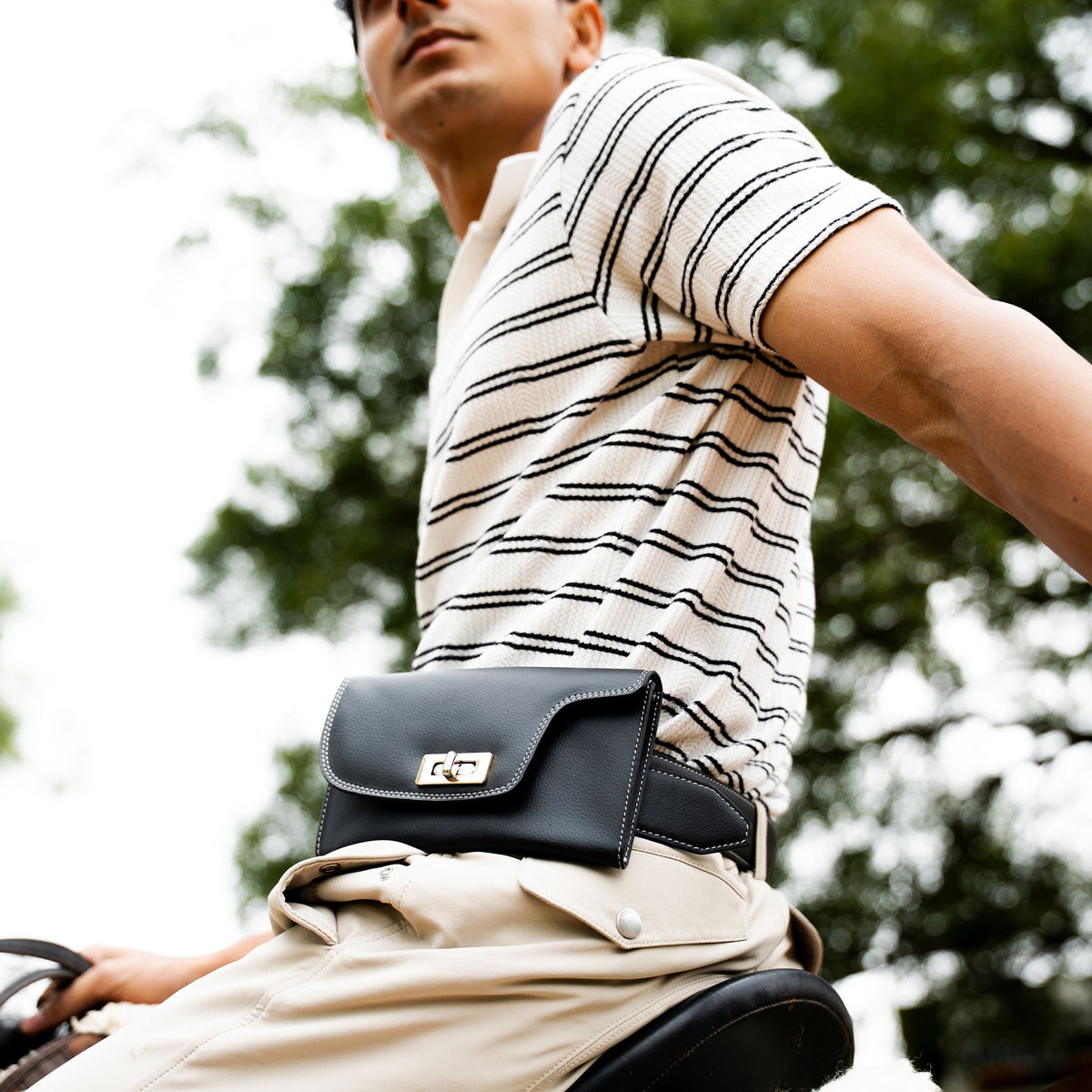 Saddle Hour Bag Black - model