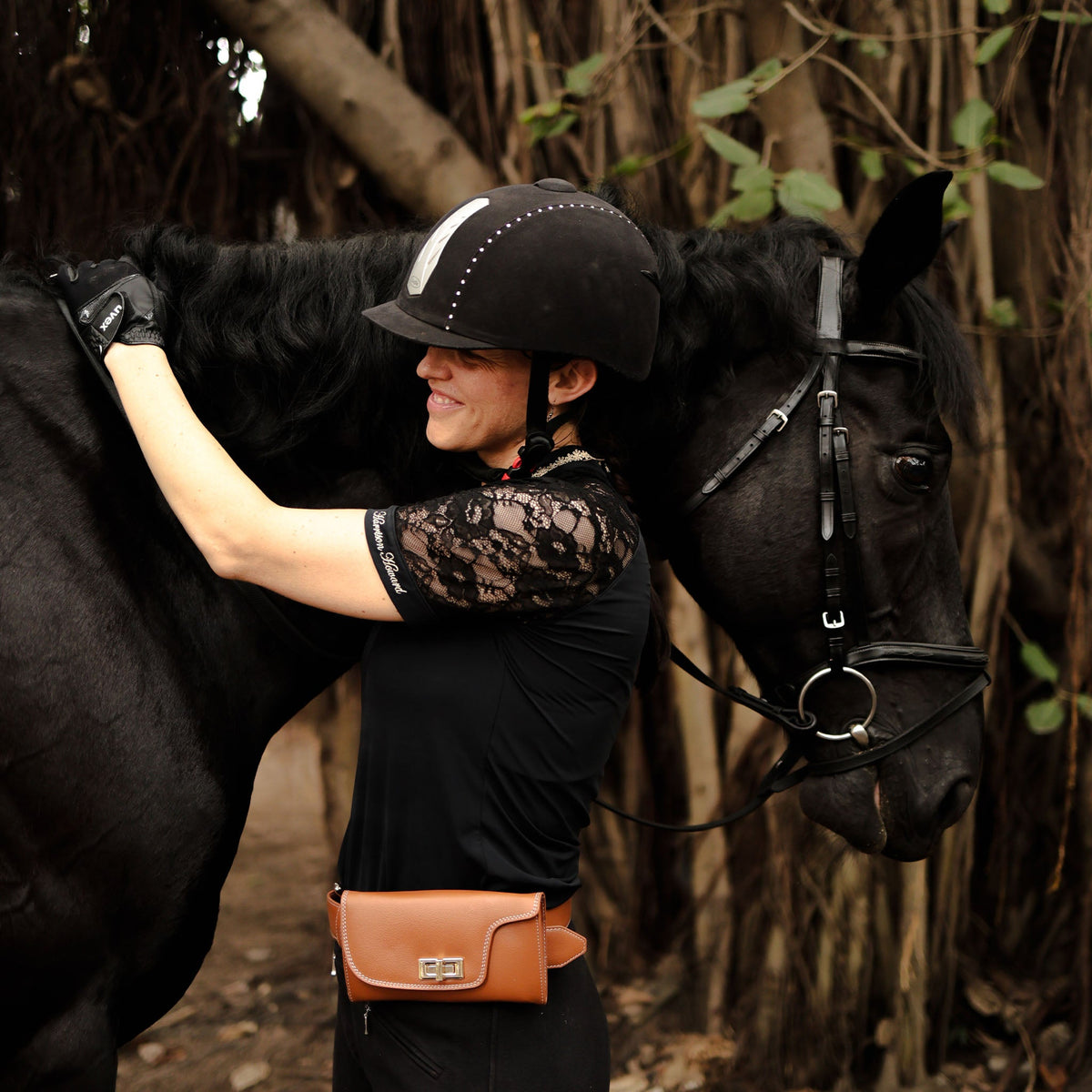 Saddle Hour Bag Tan Brown - model