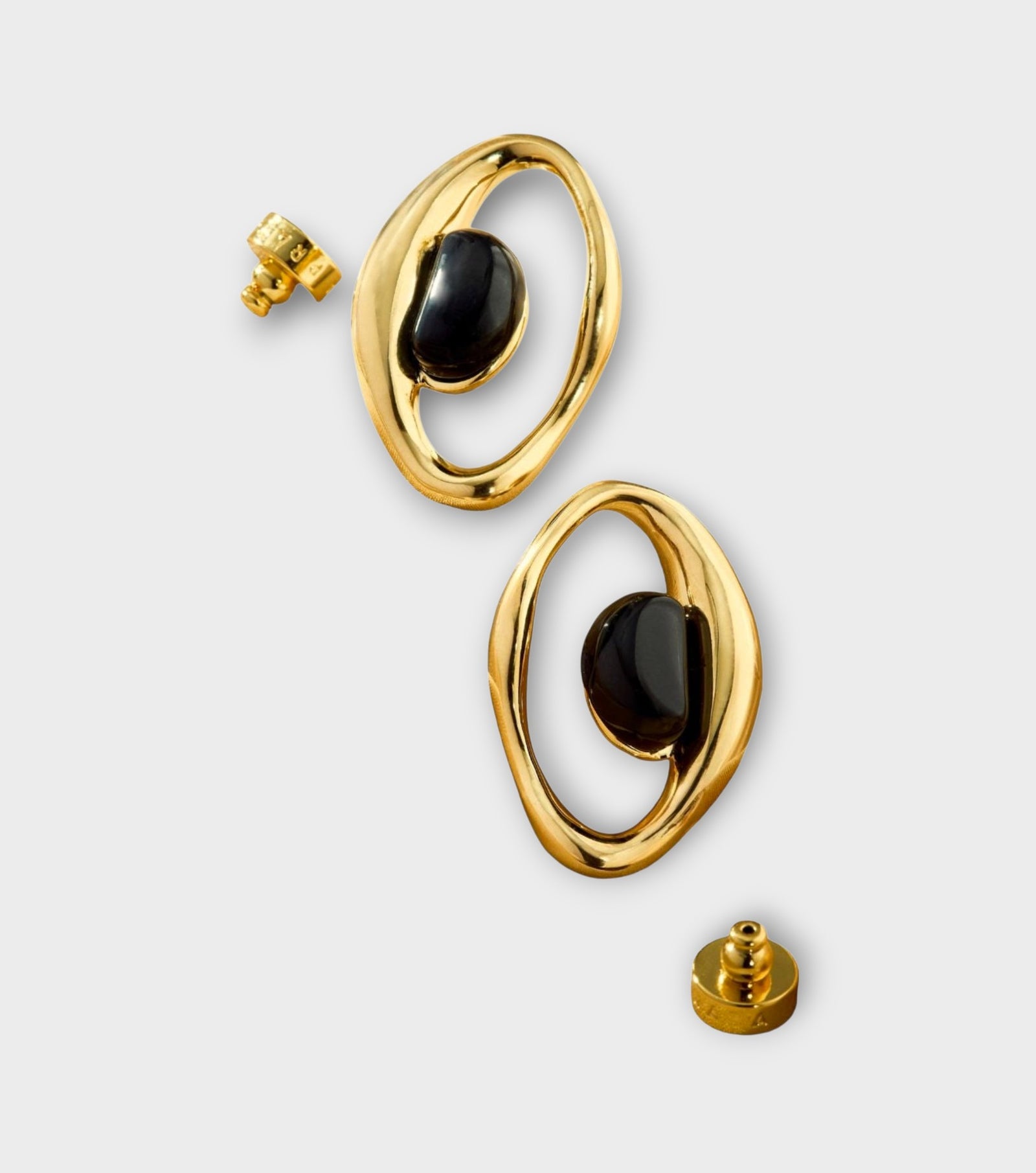 Gold Plated Onyx Presente Earring - Entre Camadas Collection